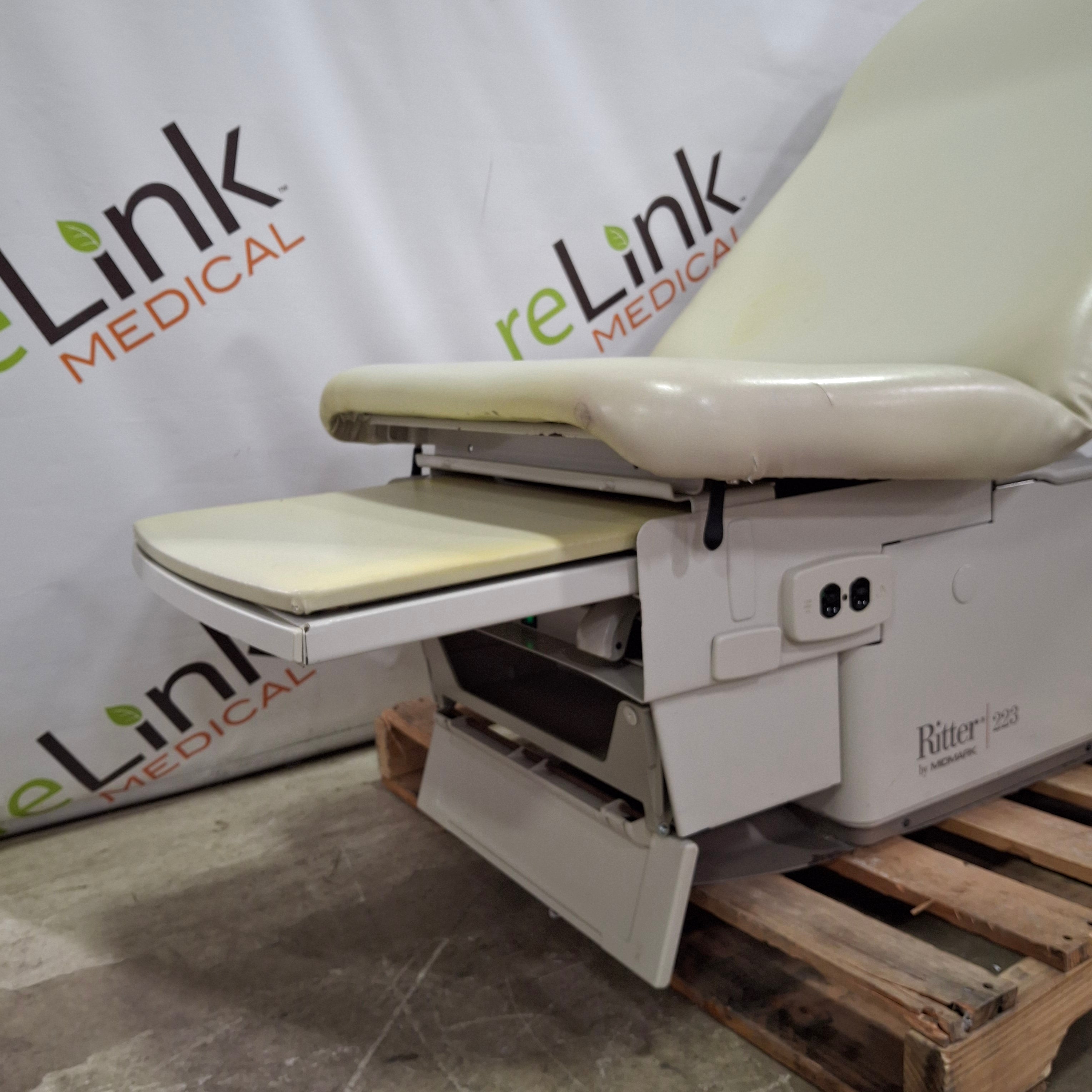 Midmark 223 Hi-Lo Power Barrier Free Procedure Exam Table