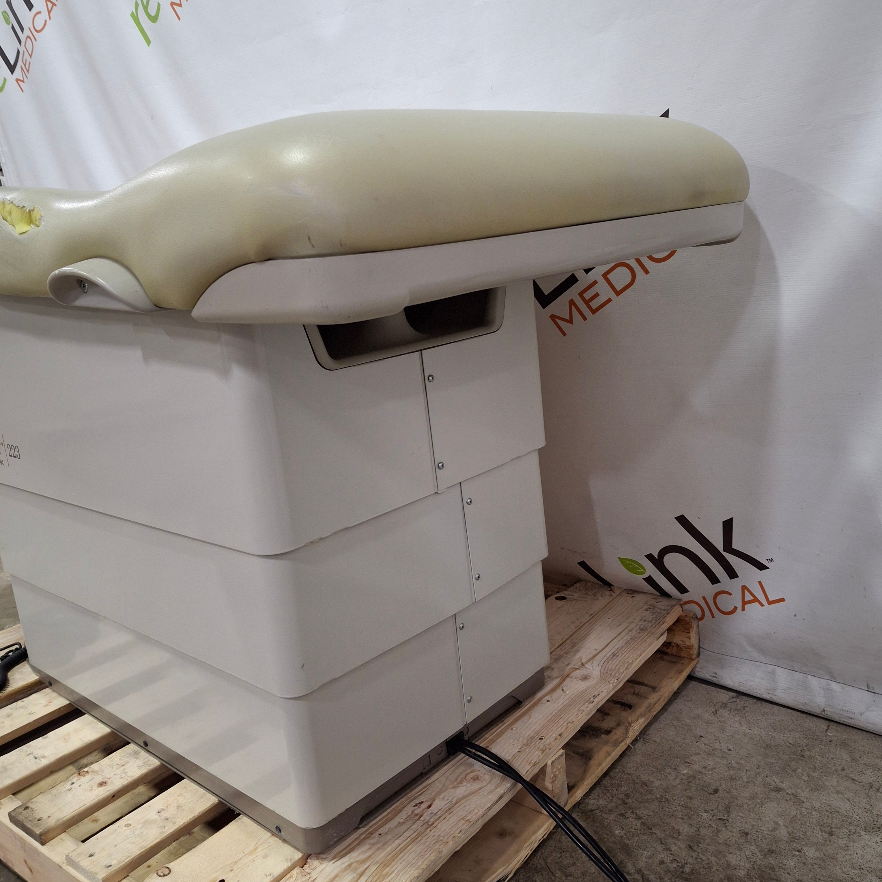Midmark 223 Hi-Lo Power Barrier Free Procedure Exam Table