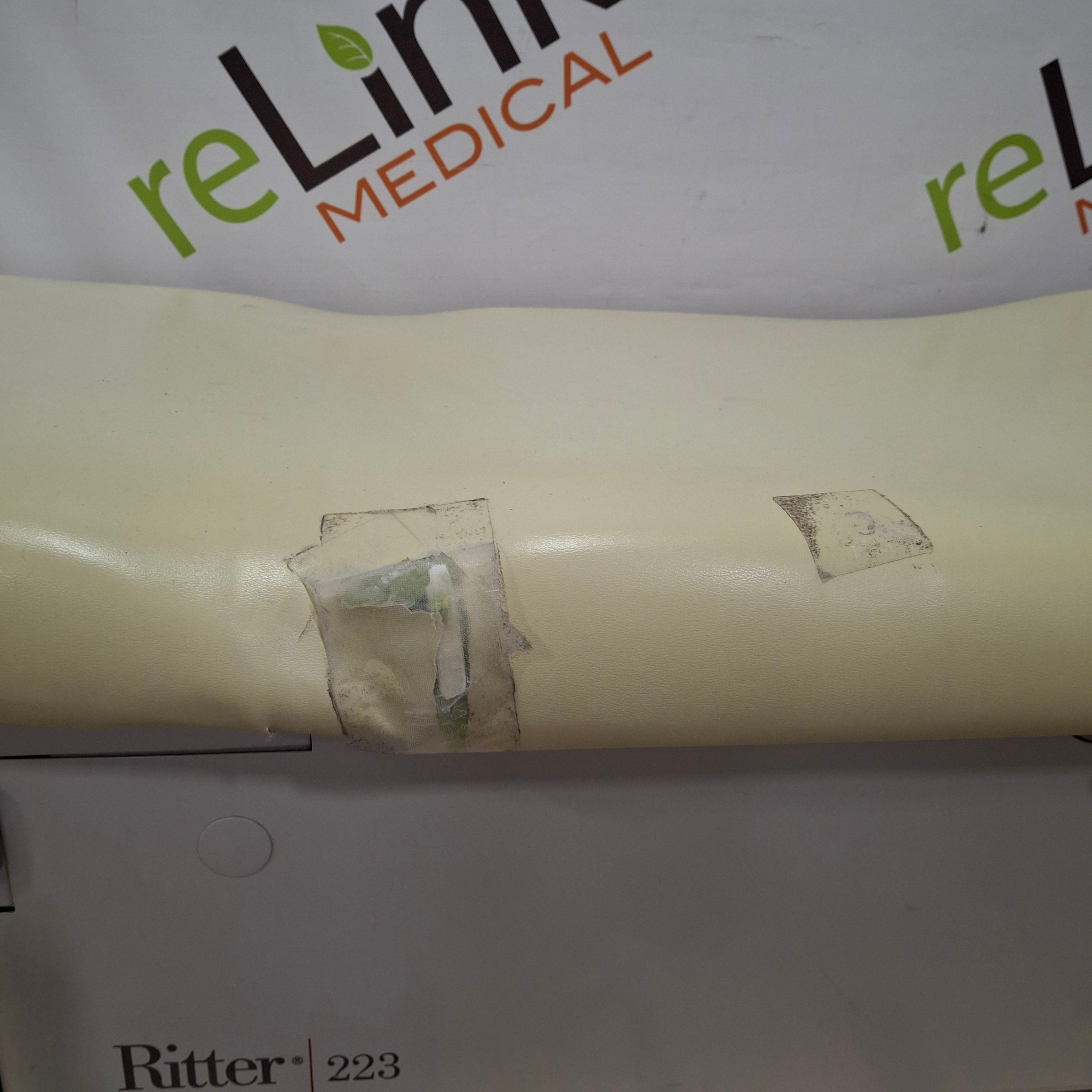 Midmark 223 Hi-Lo Power Barrier Free Procedure Exam Table